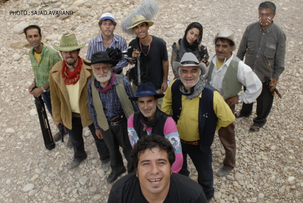 Cast and crew for My Name is Negahdar Jamali and I Make Westerns. Kamran Heidari, the director, is at the very front. Negahdar Jamali stands in the pink shirt just behind him.