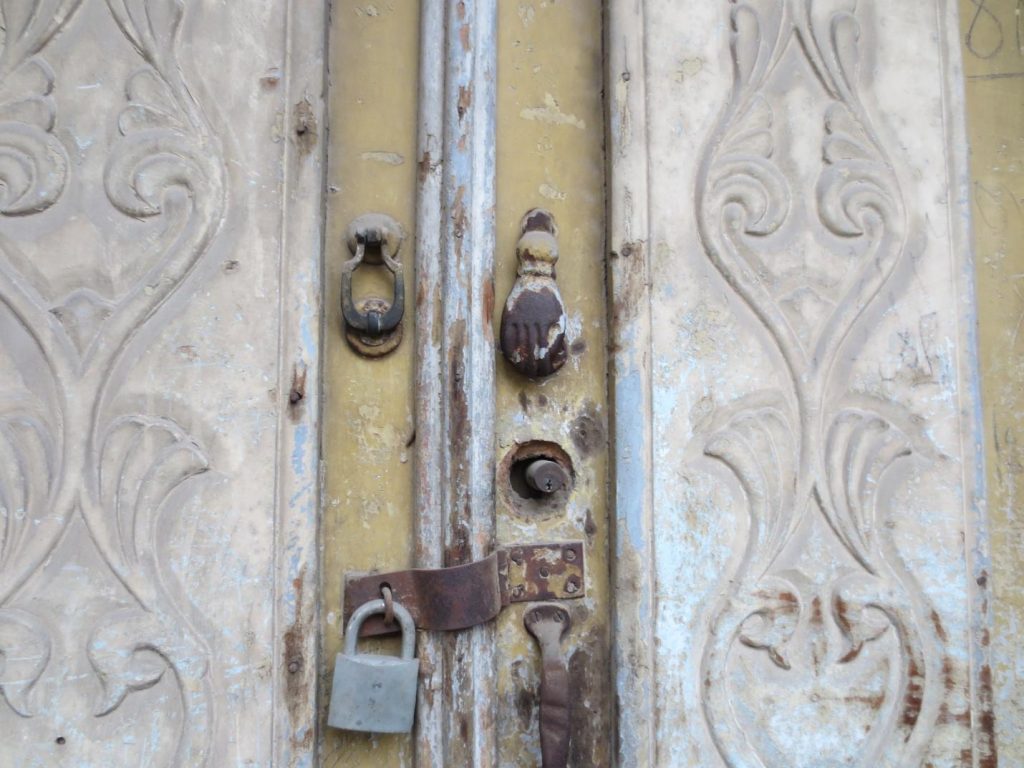 A door knob in the old style in Dezful, with a large knocker for men and a smaller one for women.